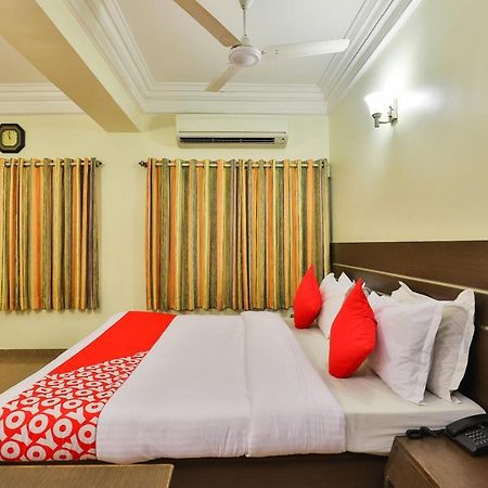Oyo 17117 Hotel Rainbow Вадодара Екстериор снимка