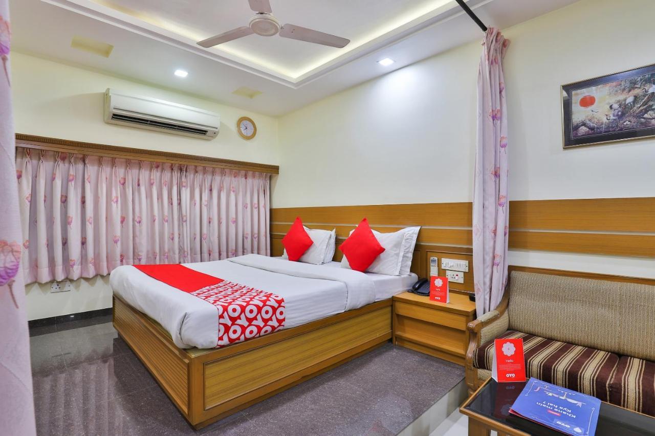 Oyo 17117 Hotel Rainbow Вадодара Екстериор снимка